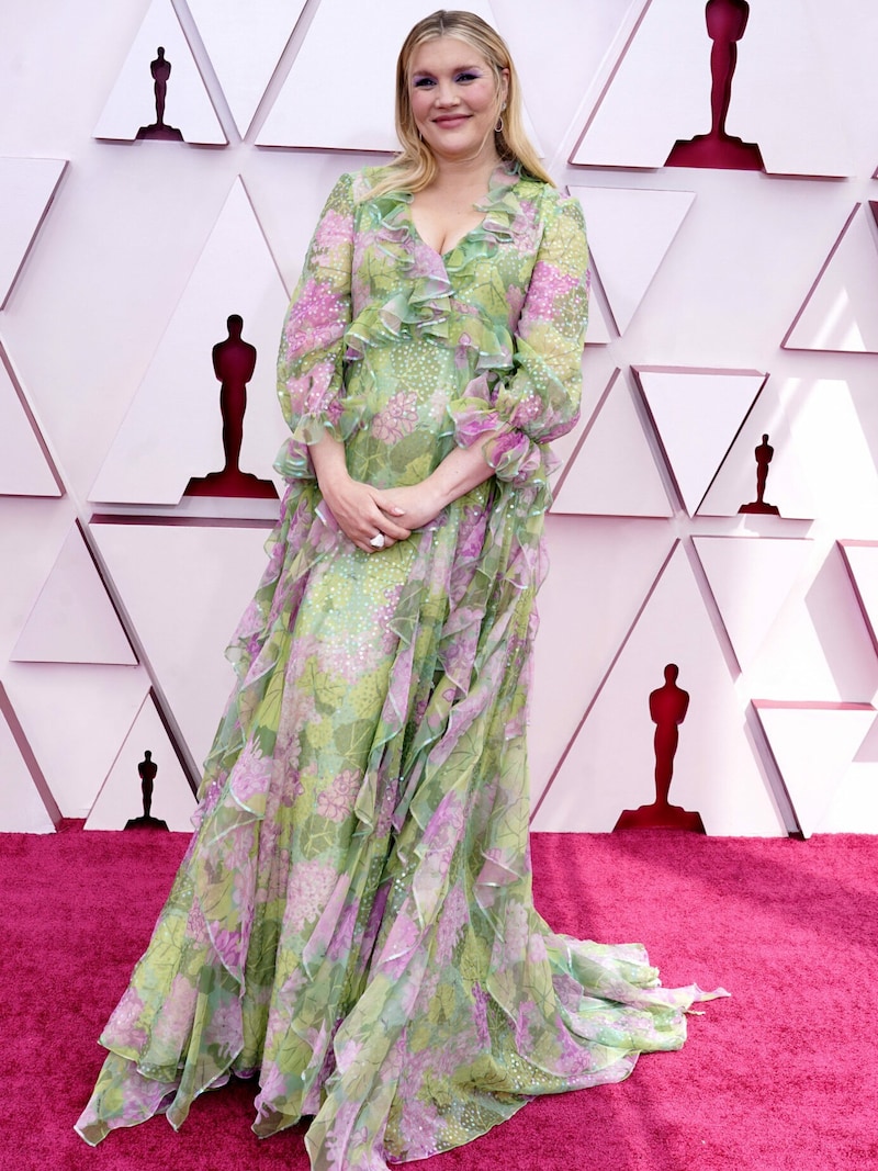 Regisseurin Emerald Fennell verzaubert in einem floralen Kleid von Gucci. (Bild: APA/AP Photo/Chris Pizzello)