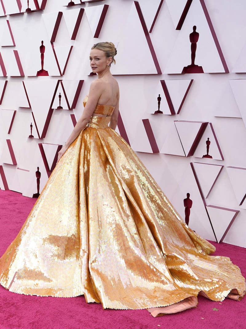 Carey Mulligan in goldener Traumrobe am roten Teppich. (Bild: APA/Photo by Chris Pizzello / POOL / AFP)