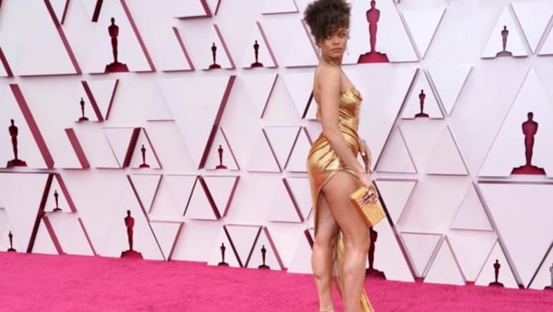 Andra Day sorgte mit ihrem Oscar-Kleid für tiefe Einblicke. (Bild: AP)