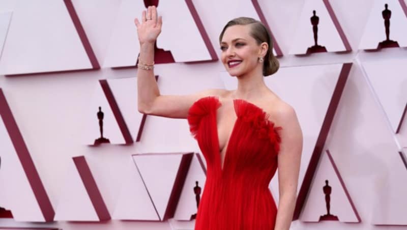 Amanda Seyfried legte in ihrer roten Tüllrobe einen echten Glamour-Auftritt hin. (Bild: AP)