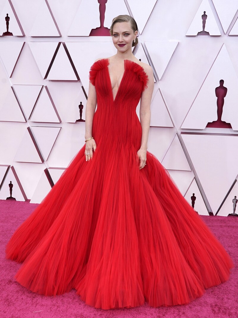 Amanda Seyfried in einem roten Armani-Kleid (Bild: APA/AP Photo/Chris Pizzello)