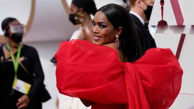 Angela Bassett mit riesiger roter Schleife bei den Oscars. (Bild: APA/Photo by Chris Pizzello / POOL / AFP)