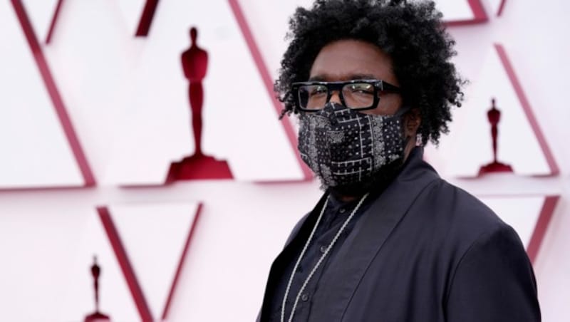 Rapper Questlove mit Maske am roten Teppich (Bild: AP)