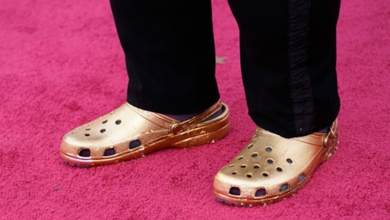 Crocs am roten Teppich? Rapper Questlove macht‘s möglich! (Bild: AP)