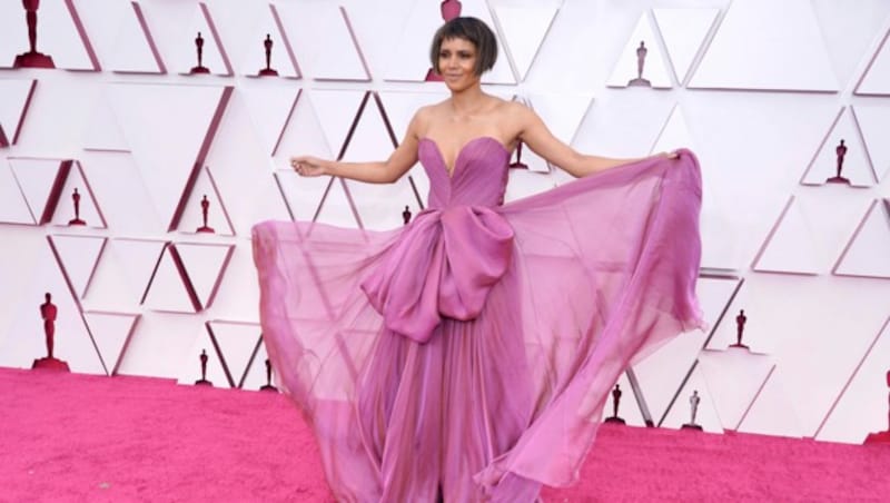 Halle Berry in einer lila Robe XXL-Masche (Bild: 2021 Getty Images)