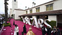 Ein kurzer, roter Teppich - der eigentlich pink war - wurde 2021 vor der Union Station in Los Angeles eingerichtet. (Bild: AP)