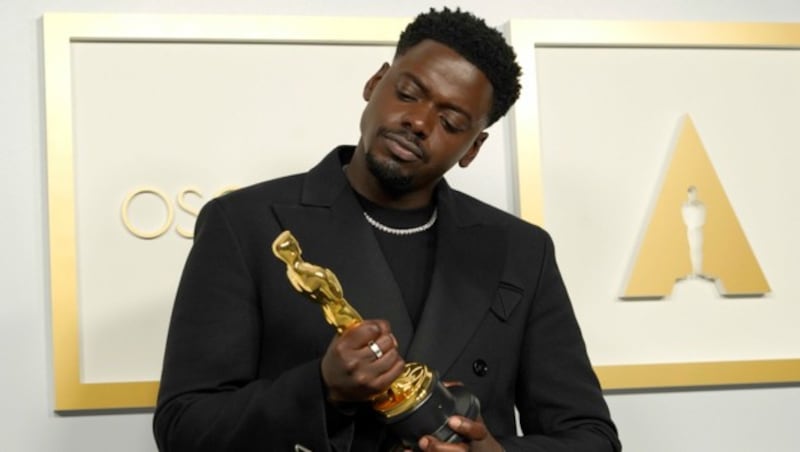 Daniel Kaluuya bekam den Oscar als bester Nebendarsteller verliehen. (Bild: AP)