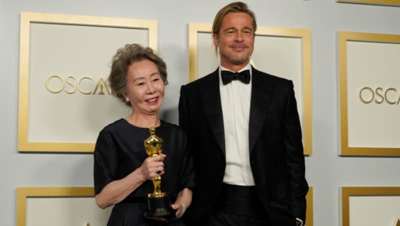 Yuh-Jung Youn und Brad Pitt (Bild: APA/AP Photo/Chris Pizzello)