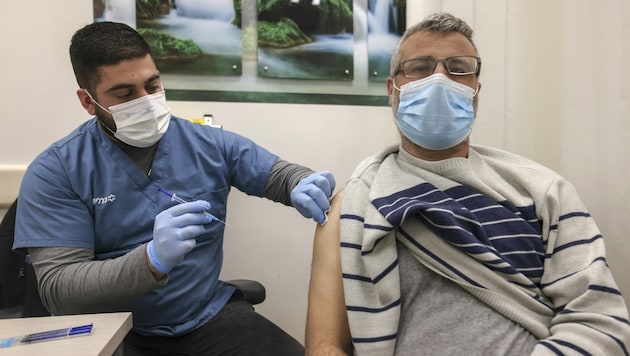 Impfung in der palästinensischen Stadt Beit Hanina in Ostjerusalem (Bild: APA/AFP/AHMAD GHARABLI)