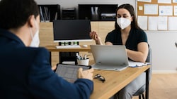 Wer Corona-krank ist, soll laut einem Entwurf auch wieder arbeiten gehen dürfen - mit FFP2-Maske. (Bild: stock.adobe.com)
