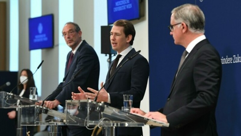 Zum ersten Mal sei er bei einer Pressekonferenz als Ungeimpfter in der Unterzahl, merkte Kanzler Kurz an. Bildungsminister Heinz Faßmann (ÖVP) und MedUni-Rektor Markus Müller sind schon geimpft. (Bild: APA/Helmut Fohringer)