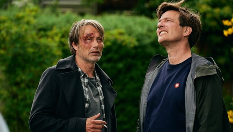 Mads Mikkelsen und Thomas Vinterberg am Se von „Another Round“, der im dänischen Original „Druk“ und im Englischen „Another Round“ heißt (Bild: AP/Henrik Ohsten)