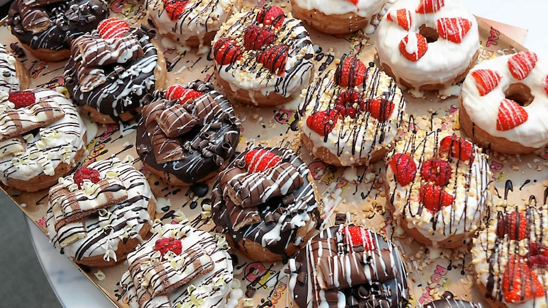 Die „Royal Donuts“ gibt es mit verschiedenen Toppings (Bild: Christian Jauschowetz)