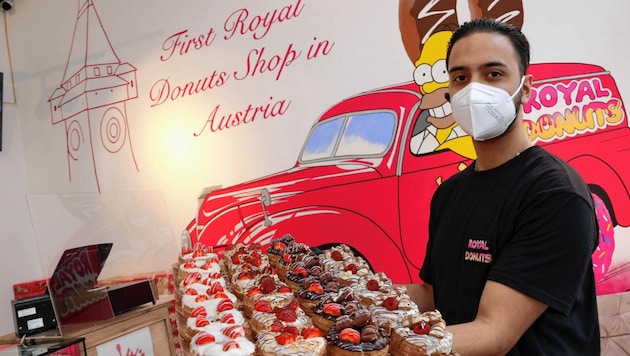 Verkäufer Haseeb präsentiert die Donuts (Bild: Christian Jauschowetz)
