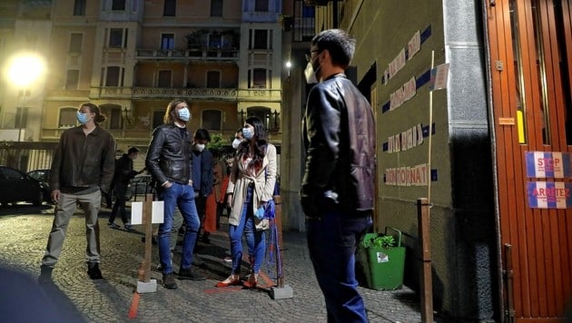 Schon vor 6 Uhr fanden sich die ersten Filmfans vor dem Beltrade-Kino in Mailand ein. (Bild: EPA)