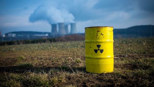 LH Thomas Stelzer und Umweltlandesrat Stefan Kaineder fordern den Atomausstieg. (Bild: GLOBAL 2000/Christopher Glanzl)