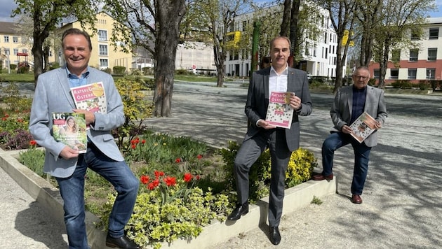 PVÖ-Präsident Helmut Bieler (li.) und Landesrat Leo Schneemann (Mitte) verteilen kostenlose Rätselhefte an die Senioren. (Bild: Schulter Christian)