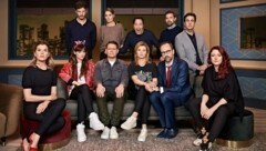 Der - teilweise - neue Cast von „LOL - Last One Laughing“: Tommy Schmitt, Martina Hill, Klaas Heufer-Umlauf, Bastian Pastewka, Anke Engelke, Larissa Rieß, Max Giermann, Annette Frier, Kurt Krömer und Tahnee mit Bully Herbig (Bild: Prime Video/obs)