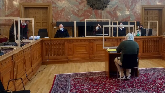 Der Angeklagte vor dem Richter-Senat im Salzburger Landesgericht. (Bild: Lovric Antonio)