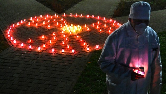 Ein ehemaliger Mitarbeiter des Kernkraftwerks gedenkt am Vorabend des Jahrestags in der 50 Kilometer von Tschernobyl entfernten Kleinstadt Slawutytsch der Verstorbenen. (Bild: AFP/Sergei SUPINSKY)