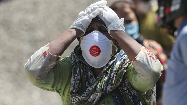 Die Corona-Pandemie hat Indien voll erfasst, jeden Tag weinen Menschen um ihre Angehörigen. (Bild: AP)