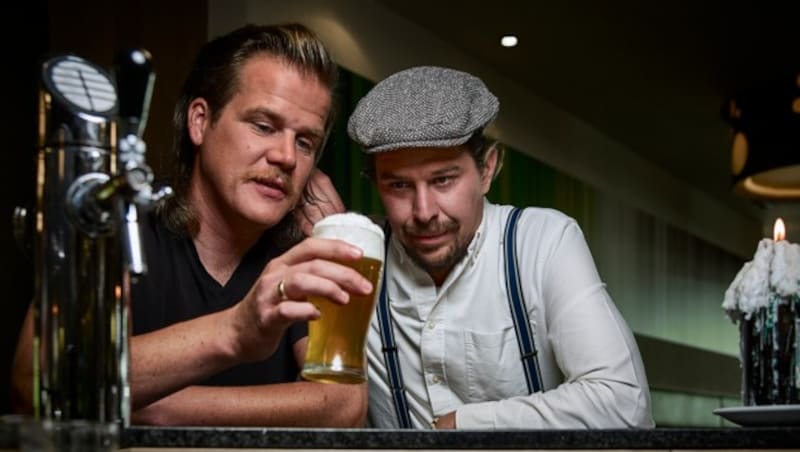 Der Brauer Florian Schmisl (li.) und sein Partner, der Bier-Sommelier Simon Gstrein (re.). (Bild: Sölsch/Rudi Wyhlidal)