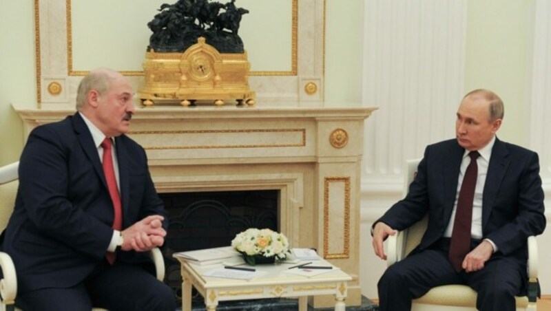 Abmachungen zwischen „Ex-Präsident“ Lukaschenko (links) und Kremlchef Putin bezeichnet die Opposition als illegitim. (Bild: Sputnik Pool/Kremlin/Mikhail Klimentyev)