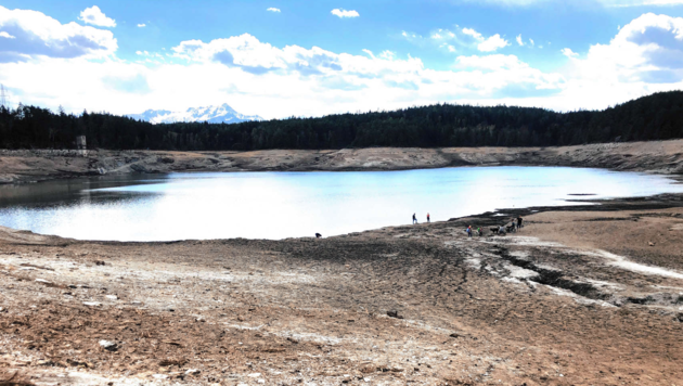 Für die Sanierung des Kraftwerks Forstsee musste der Wasserpegel des Sees um knapp 20 Meter abgesenkt werden. Für die Wiederbefüllung wäre nun viel Niederschlag notwendig. (Bild: Wilfried Krierer)
