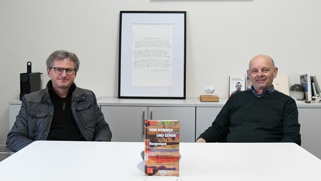 Peter Menasse und Wolfgang Wagner mit ihrem Buch (Bild: Huber Patrick)