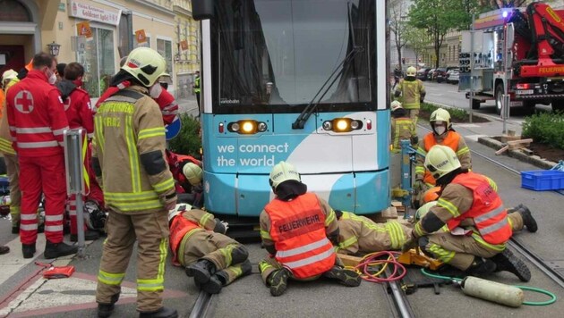 Die Grazer Berufsfeuerwehr musste die Garnitur anheben. (Bild: BF Graz)