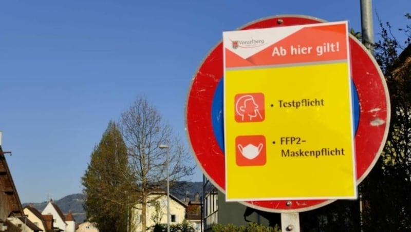 In den definierten Zonen von zwölf Gemeinden im Bregenzerwald sowie von Lustenau (Bild) herrscht eine FFP2-Masken- und Testpflicht. (Bild: APA/ANGELIKA GRABHER-HOLLENSTEIN)