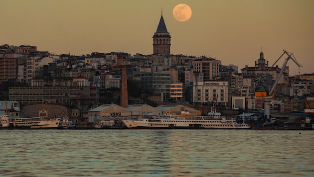 Sicht auf den Galata Tower in Istanbul (Bild: AP Photo/Emrah Gurel)