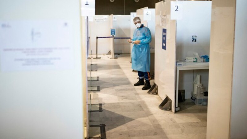 Corona-Teststation am Pariser Flughafen Charles de Gaulle (Bild: Ian LANGSDON / POOL / AFP)