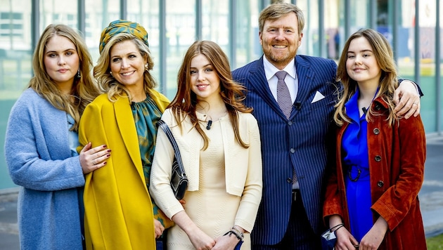 König Willem-Alexander und Königin Maxima posieren am Königstag mit ihren Töchtern im High Tech Campus in Eindhoven. (Bild: APA / Photo by Koen van Weel / ANP / AFP)