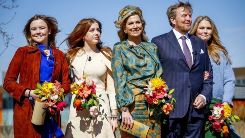 König Willem-Alexander an seinem 54. Geburtstag mit seiner Frau Maxima und den Töchtern Catharina-Amalia (rechts außen), Alexia und Ariane (links außen) (Bild: APA /Photo by Koen van Weel / ANP / AFP)