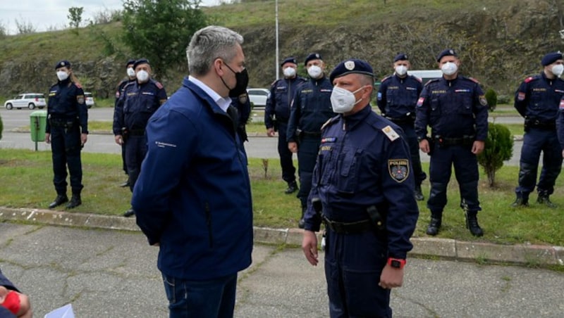 Innenminister Nehammer an der nordmazedonisch-griechischen Grenze (Bild: APA/BMI/JÜRGEN MAKOWECZ)