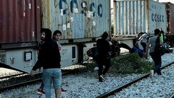 Immer wieder versuchen Migranten, sich auf oder unter Eisenbahnwaggons zu verstecken und so über die Grenze zu gelangen. (Bild: APA/AFP/Sakis MITROLIDIS)