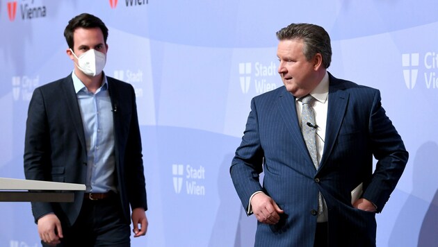 Wiens Bürgermeister Michael Ludwig (SPÖ) und Vizebürgermeister Christoph Wiederkehr (NEOS) gehen es vorsichtiger an als der Rest Österreichs. (Bild: APA/ROLAND SCHLAGER)