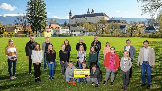 Die 1B-Klasse des Gymnasiums St. Paul erhielt 1000 Euro (Bild: Thomas Hude)