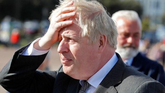 Der Druck auf den britischen Premier Boris Johnson wegen einer angeblichen pietätlosen Äußerung wächst, (Bild: AFP)
