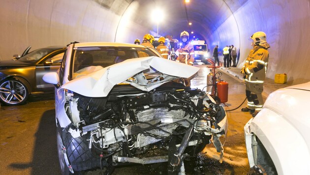 Die Oströhre des Ambergtunnels glich nach dem Unfall mit drei Fahrzeugen einem Schrottplatz. (Bild: Mathis Fotografie)