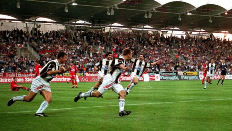 9. Juli 1997: Hannes Reinmayr (dritter von links) bejubelt mit seinen Kollegen den Derbysieg gegen den GAK zur Stadioneröffnung. (Bild: GEPA pictures)