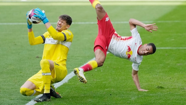 Gregor Kobel (Stuttgart) gegen Tyler Adams (RB). (Bild: GEPA )