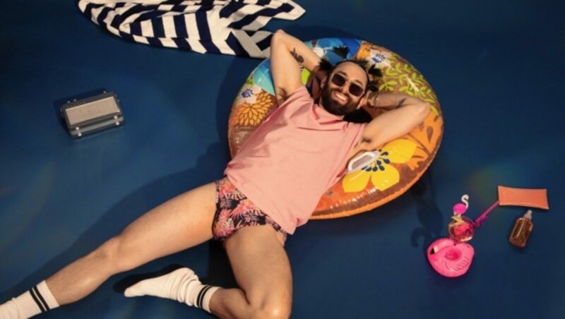 Conchita? Tom Neuwirth? Die Grenzen verschwimmen beim happy Ohrwurm „Malebu“ - im Video zeigt sich der 32-jährige Künstler authentischer denn je. (Bild: Alfred Morina)