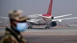 Ein Security-Mitarbeiter am Indira Gandhi International Airport in Neu-Delhi (Bild: APA/AFP/Sajjad Hussain)
