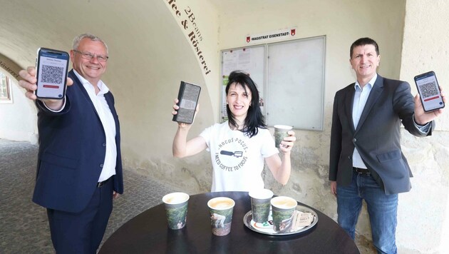 Smartphone statt Zettelwirtschaft: Steiner, Gastronomin Monika Kager und Knor ( v. li.). (Bild: Judt Reinhard)