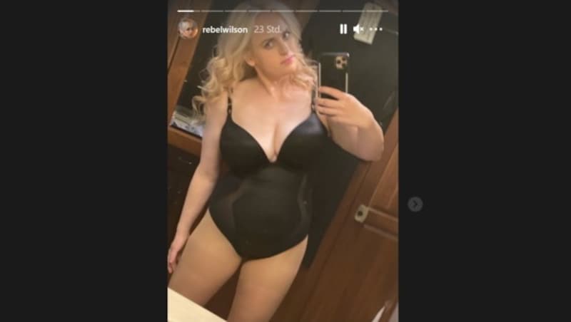 Im schwarzen, hautengen Body setzte Rebel Wilson ihre Kurven perfekt in Szene. (Bild: instagram.com/rebelwilson)