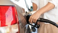 Tanken könnte schon bald empfindlich teurer werden (Bild: detailblick-foto - stock.adobe.com)