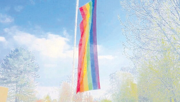 Die Flagge vor der evangelischen Kirche wird auch nach der Attacke hängen bleiben. (Bild: Maurice Shourot )