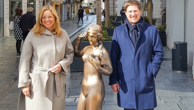Der Welser FPÖ-Stadtchef Andreas Rabl (r.) mit der Venus-Statue und Vizebürgermeisterin Christa Raggl-Mühlberger. (Bild: Stadt Wels)